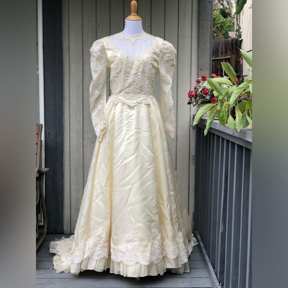 Vintage Victorian Lace Cream Ivory Floor Length Wedding Dress with Veil size S